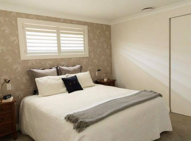 Venetian blinds in main bedroom