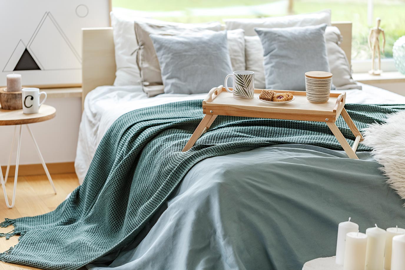 king-size-bed-in-bedroom-interior-8P39ANK Feastive Christmas Bedroom